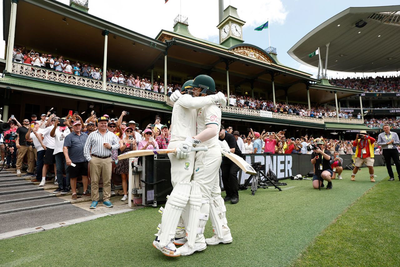 David Warner and Usman Khawaja embrace, Australia vs Pakistan, 3rd Test, SCG, January 6, 2024