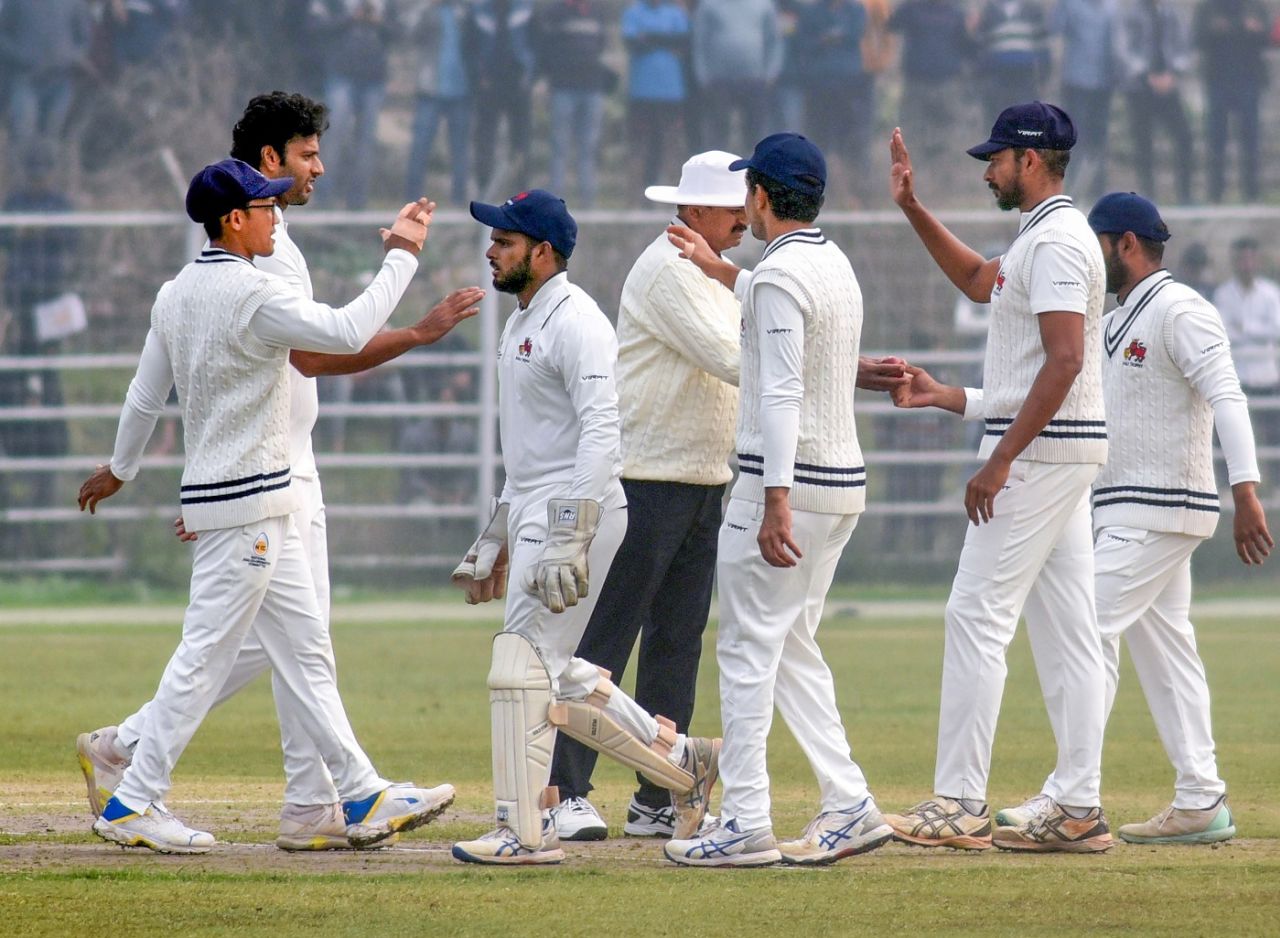 Mumbai's players get together , Bihar vs Mumbai, Ranji Trophy, Patna, 2nd day, January 6, 2024