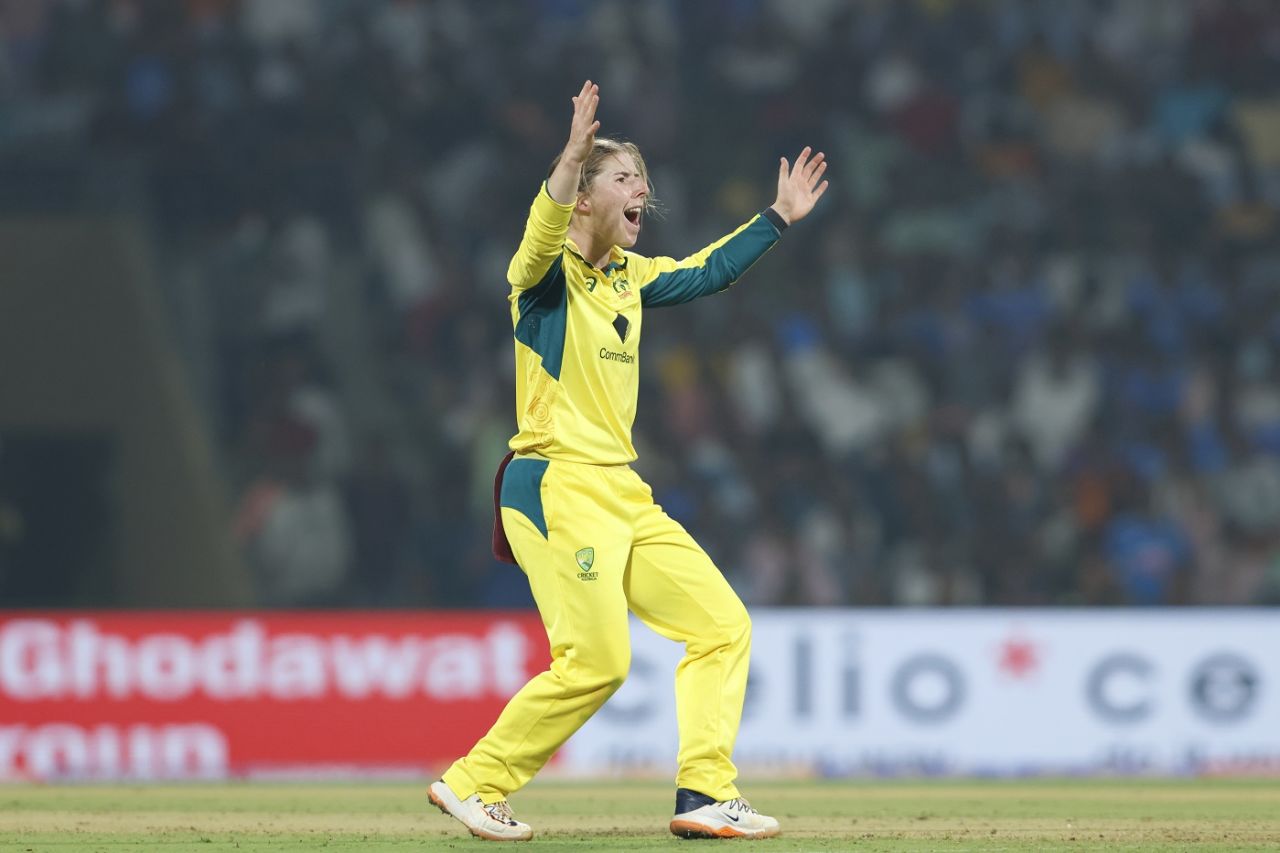Georgia Wareham celebrates the dismissal of Richa Ghosh, India vs Australia, 2nd T20I, Mumbai, January 7, 2024