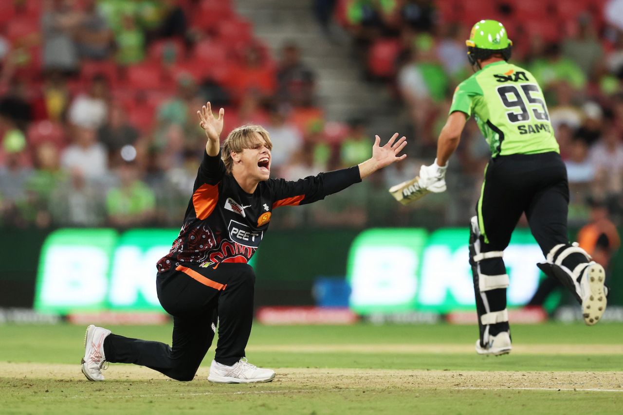 Cooper Connolly picked up three wickets, including that of Alex Hales, Sydney Thunder vs Perth Scorchers, BBL, Sydney, January 8, 2024