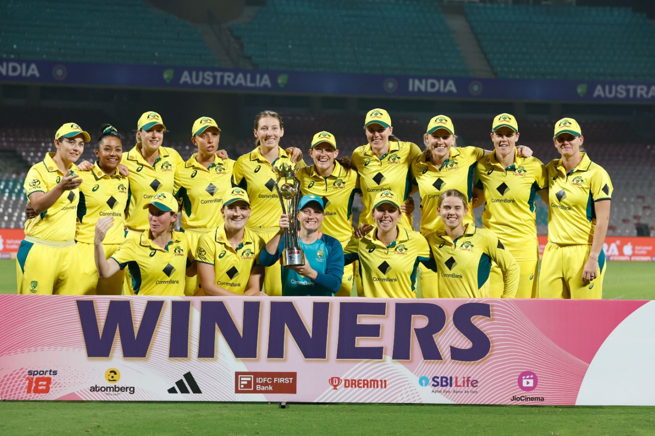 The victorious Australian T20I squad with its spoils, India vs Australia, 3rd Women's T20I, Mumbai, DY Patil Sports Academy, January 9, 2024