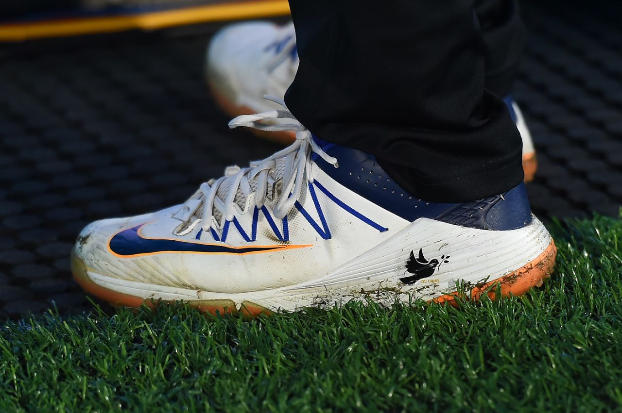 Usman Khawaja displays the dove and olive branch symbol at the BBL, Brisbane Heat vs Perth Scorchers, BBL, Gabba, January 10, 2024