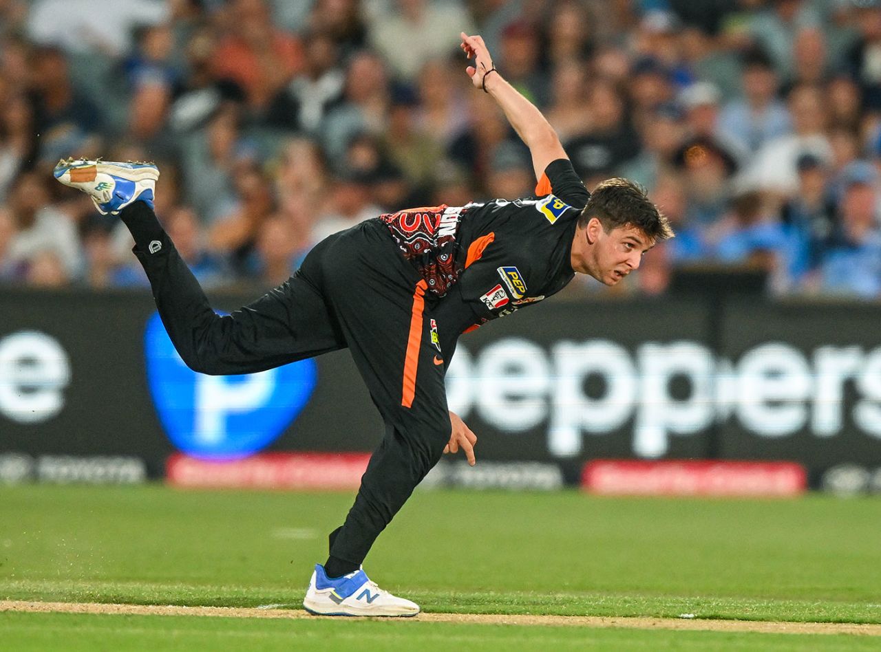 Jhye Richardson in his delivery stride, Adelaide Strikers vs Perth Scorchers, BBL, Adelaide Oval, January 5, 2024