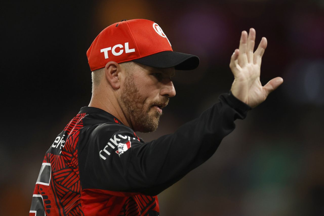 Aaron Finch acknowledges the cheers from the stands, Melbourne Renegades vs Melbourne Stars, BBL, Melbourne, January 13, 2024