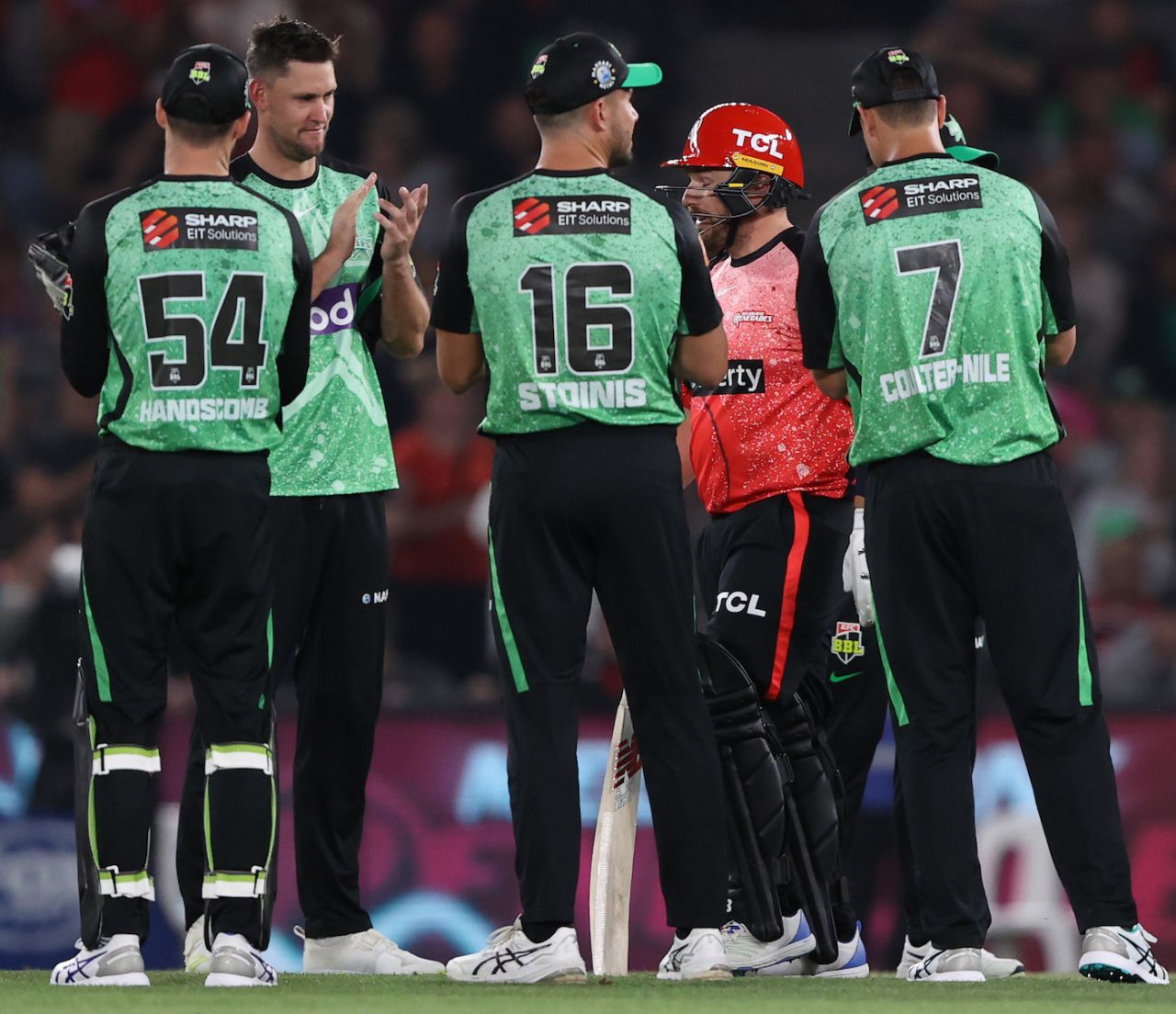The Stars players applaud as Aaron Finch walks off the pitch one final time, Melbourne Renegades vs Melbourne Stars, BBL, Melbourne, January 13, 2024
