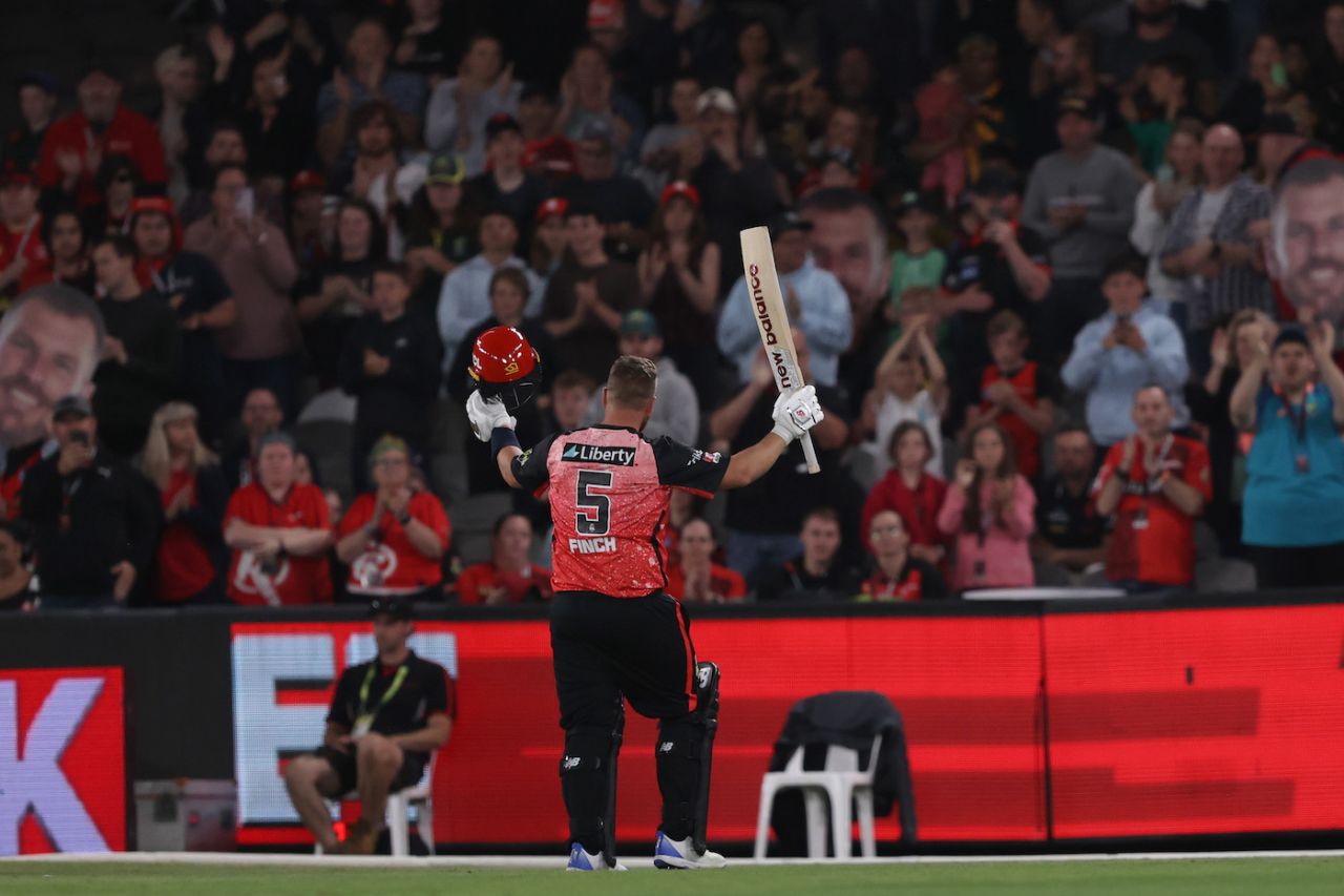 Aaron Finch acknowledges the ovation from the stands as he walks off, Melbourne Renegades vs Melbourne Stars, BBL, Melbourne, January 13, 2024