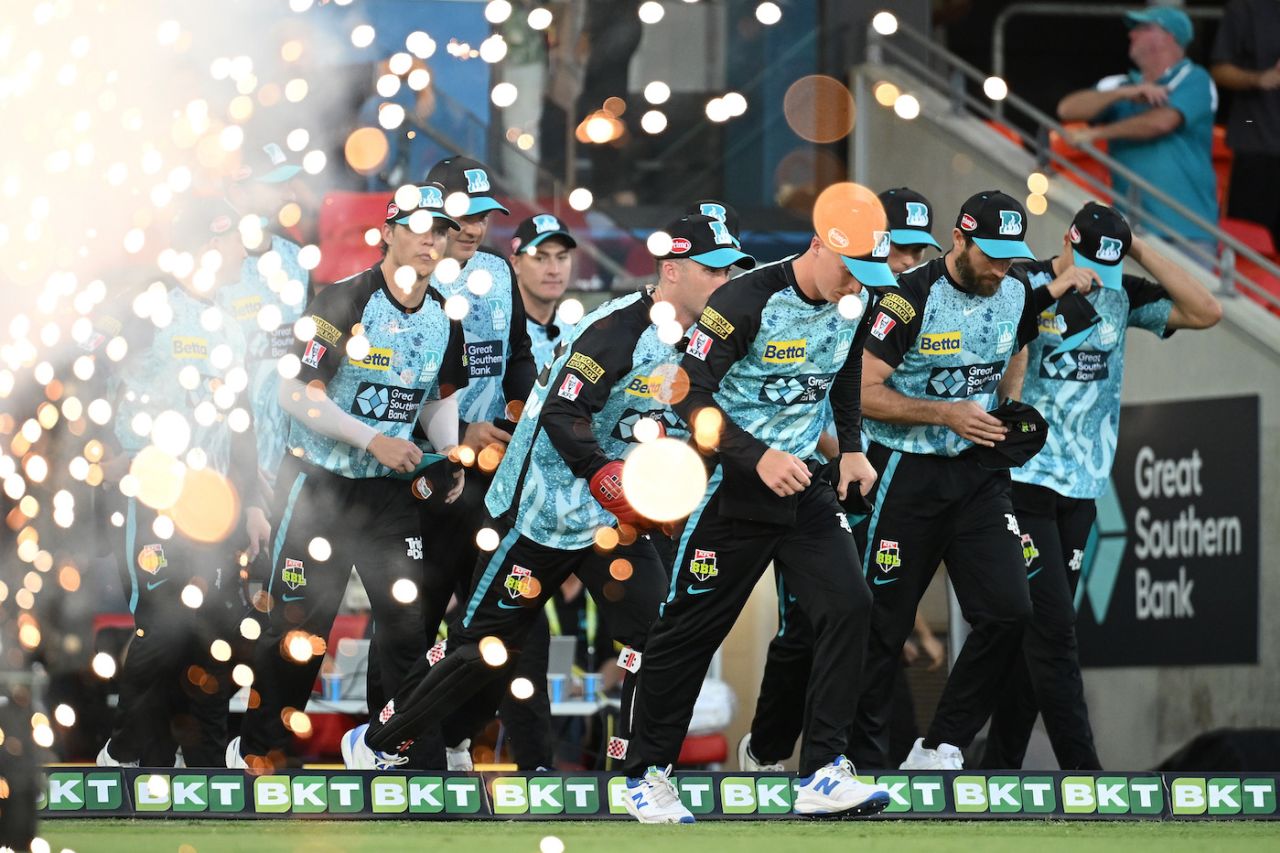 The Heat players enter the field, ready for action, Sydney Sixers vs Brisbane Heat, BBL Qualifier, Carrara, January 19, 2024