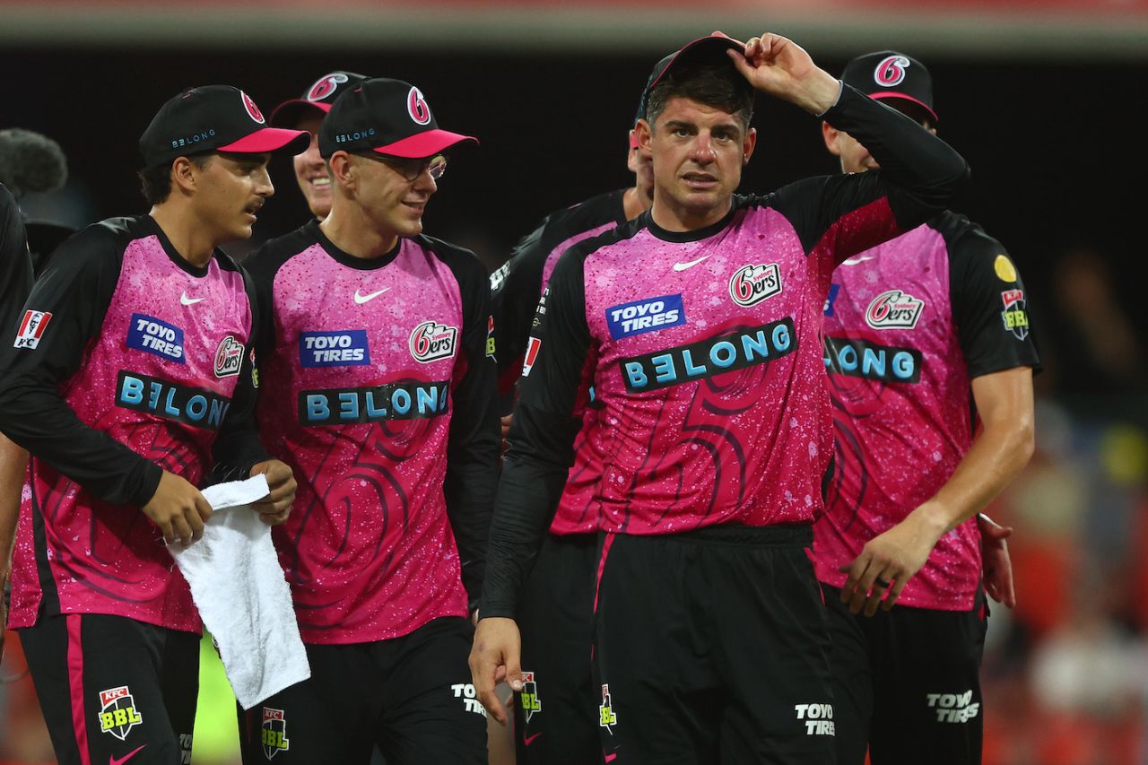 Moises Henriques leads Sixers off the field after securing their place in the final, Sydney Sixers vs Brisbane Heat, BBL Qualifier, Carrara, January 19, 2024