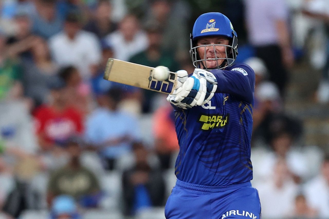 Rassie van der Dussen shapes to swat the ball away, MI Cape Town vs Paarl Royals, SA20 2024, Cape Town, January 19, 2024