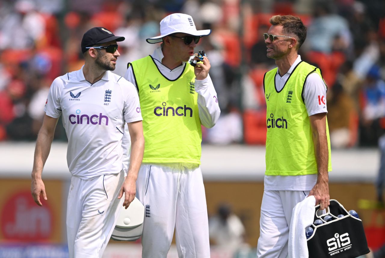Mark Wood chats with James Anderson as Dan Lawrence grabs a bite, India vs England, 1st Test, Hyderabad, 2nd day, January 26, 2024