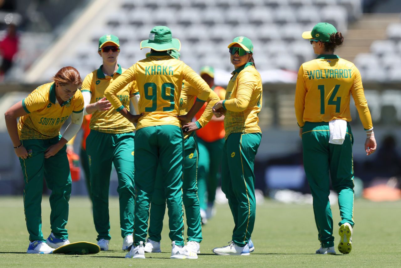 The South Africa players get together to celebrate a wicket, Australia vs South Africa, 1st women's T20I, Canberra, January 27, 2024