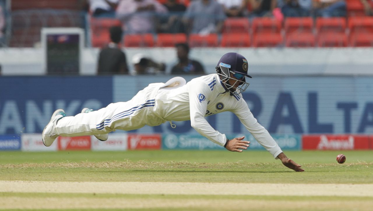 Yashasvi Jaiswal dives after the ball, India vs England, 1st Test, Hyderabad, 3rd day, January 27, 2024