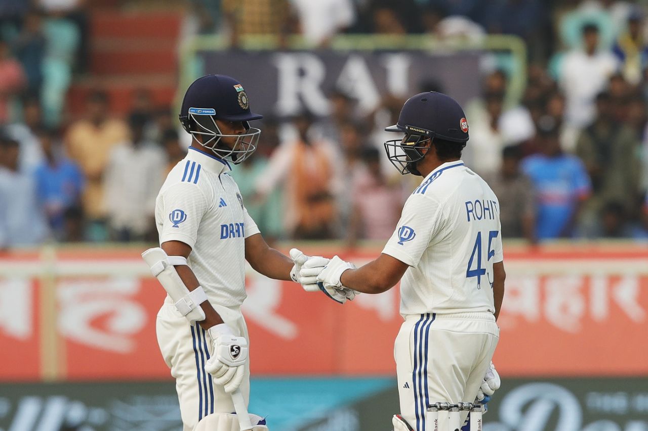 Yashasvi Jaiswal and Rohit Sharma have a chat in the middle, India vs England, 2nd Test, Visakhapatnam, 2nd day, February 3, 2024