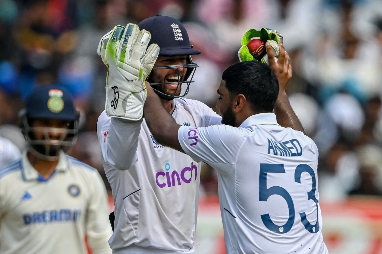 Ben Foakes and Rehan Ahmed celebrate a wicket, India vs England, 2nd Test, Visakhapatnam, 3rd day, February 4, 2024