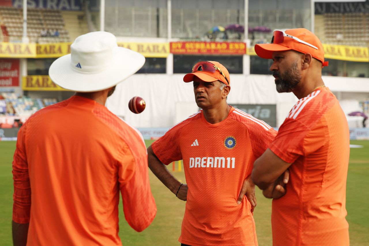 Rahul Dravid ahead of the start of play, India vs England, 2nd Test, Visakhapatnam, 4th day, February 5, 2024