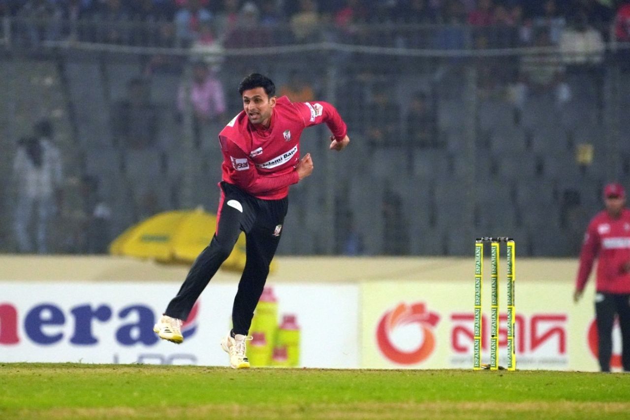 Shoaib Malik bowls, Chattogram Challengers vs Fortune Barishal, Mirpur, BPL, February 6, 2024