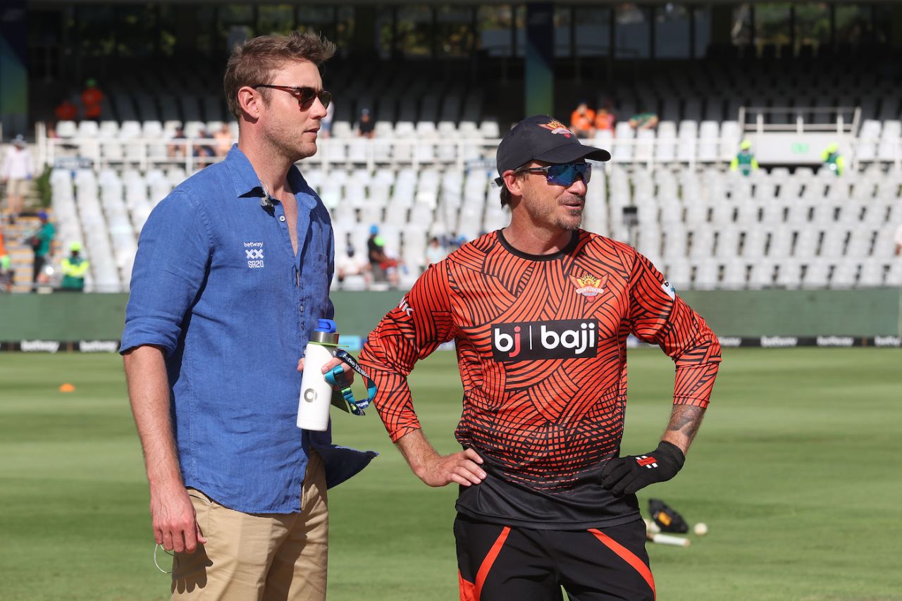 Stuart Broad and Dale Steyn have a chat at the SA20, Sunrisers Eastern Cape vs Durban's Super Giants, SA20, Qualifier 1, Cape Town, February 6, 2024
