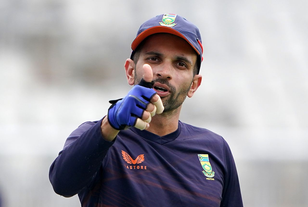 Keshav Maharaj gives a thumbs-up, Manchester, July 21, 2022