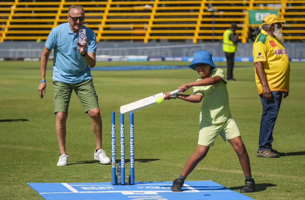 Allan Donald takes a video of a kid batting, Joburg Super Kings vs Paarl Royals, Johannesburg, SA20, Eliminator, February 7, 2024