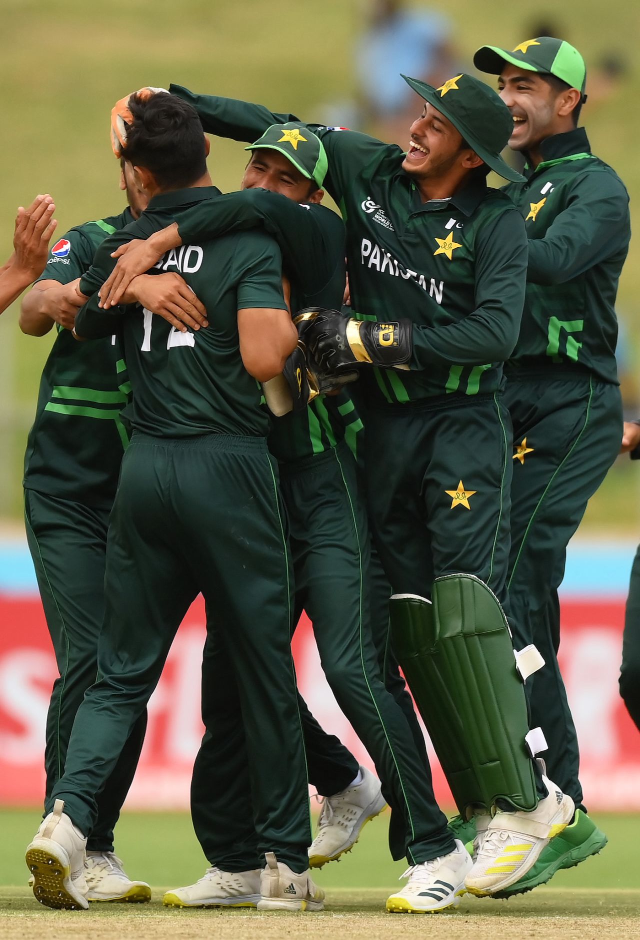 Ubaid Shah celebrates the wicket of Ryan Hicks with his team-mates, Australia vs Pakistan, Under-19 World Cup 2024, 2nd semi-final, Benoni, February 8, 2024