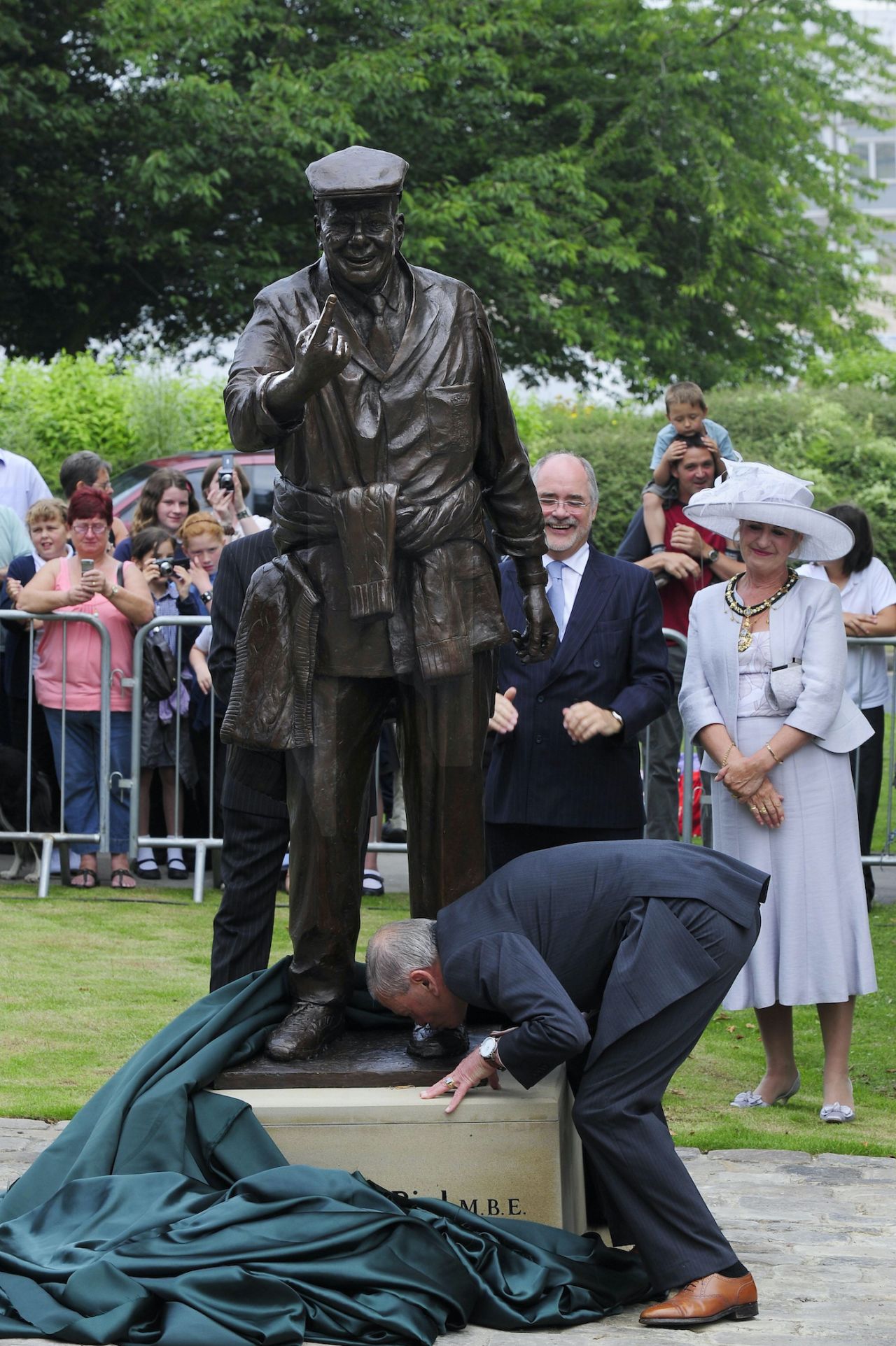 Dickie Bird kisses the feet of a statue of himself, Barnsley, June 30, 2009