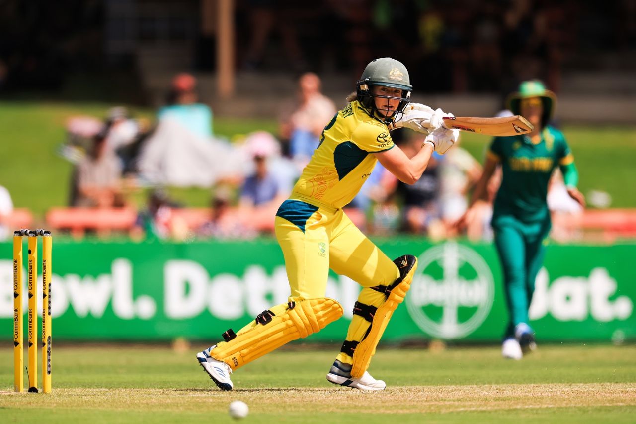 Ellyse Perry saw off a probing South Africa early in her innings, Australia vs South Africa, 3rd ODI, North Sydney, February 10, 2024