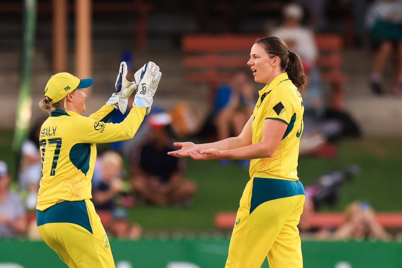 Tahlia McGrath picked up two wickets in her opening over, Australia vs South Africa, 3rd ODI, North Sydney, February 10, 2024