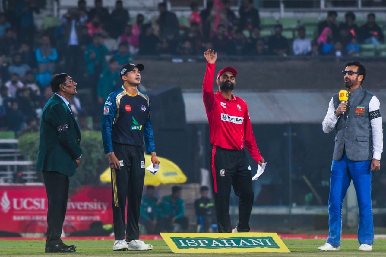 Taskin Ahmed and Tamim Iqbal at the toss, Durdanto Dhaka vs Fortune Barishal, BPL 2024, Dhaka, February 10, 2024