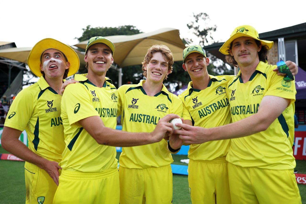 Raf MacMillan photobombs the fast-bowlers, Australia vs India, final, Benoni, Under-19 World Cup, February 11, 2024