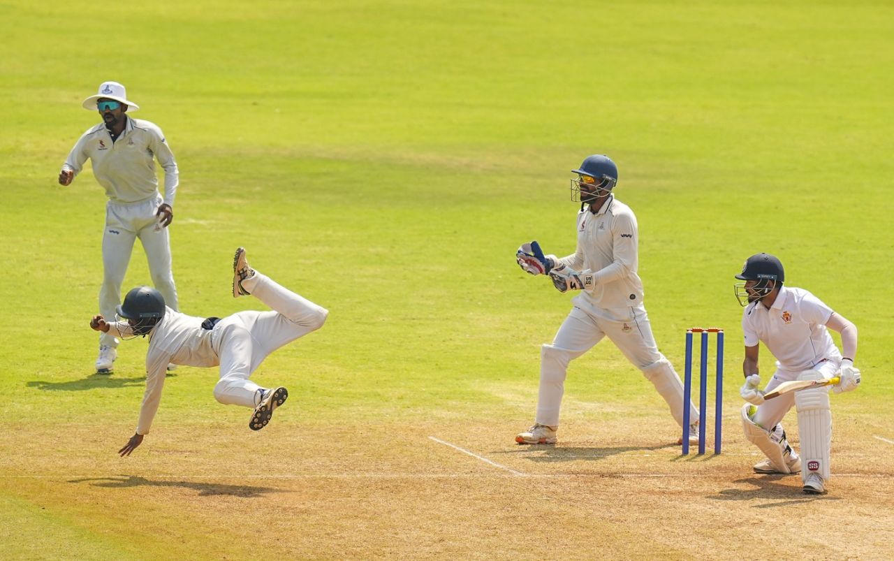 Tamil Nadu's S Lokeshwar was sharp at silly-point, Tamil Nadu vs Karnataka, Ranji Trophy 2023-24, Group C, 3rd day, Chennai, February 11, 2024