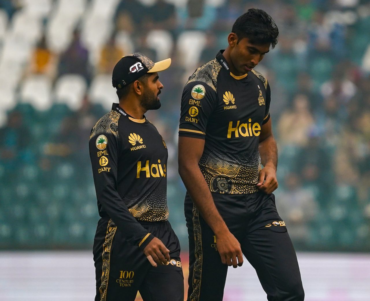 Babar Azam has a word with 17-year-old debutant Mohammad Zeeshan, Peshawar Zalmi vs Quetta Gladiators, PSL 2024, Lahore, February 18, 2024
