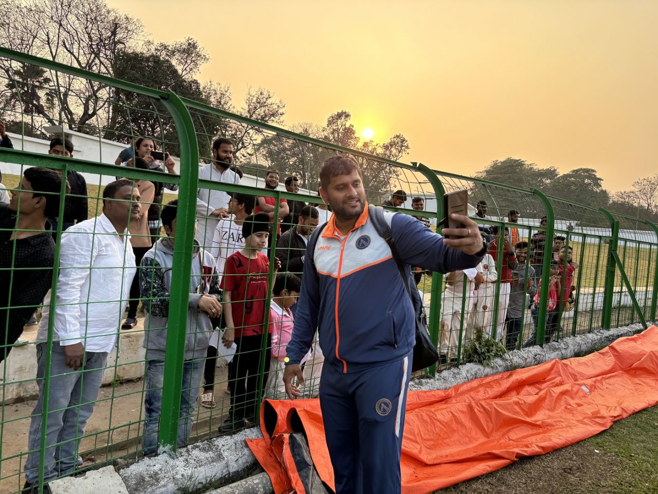 Saurabh Tiwary clicks a selfie with his fans, Jharkhand vs Rajasthan, Ranji Trophy 2023-24, day four, Jamshedpur, February 19, 2024