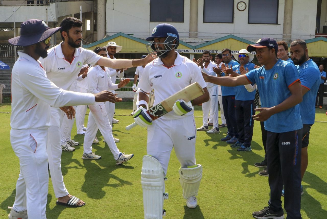 Faiz Fazal receives a guard of honour in his last Ranji Trophy match, Vidarbha vs Haryana, 3rd day, Ranji Trophy 2023-24, Nagpur, February 18, 2024