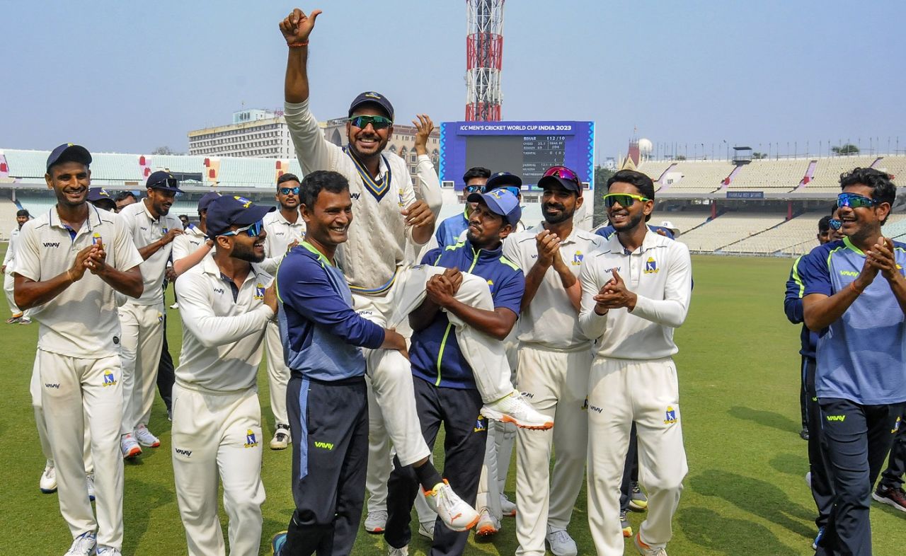 Manoj Tiwary was carried off the field by his team-mates, Bengal vs Bihar, Ranji Trophy 2023-24, 3rd day, Kolkata, February 18, 2024
