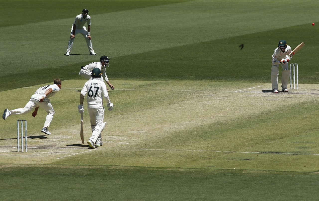 Mitchell Starc tries to evade a Neil Wagner bouncer, Australia v New Zealand, 1st Test, Perth, 4th day, December 15, 2019