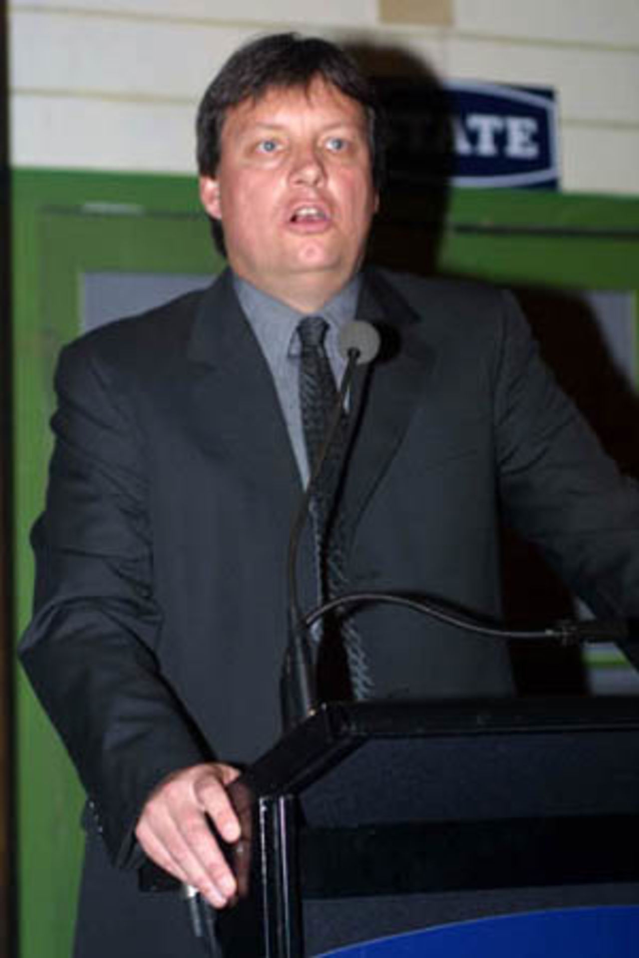 New Zealand Cricket chief executive Martin Snedden addresses the media at the 2001-02 New Zealand domestic season launch, October 4 2001.