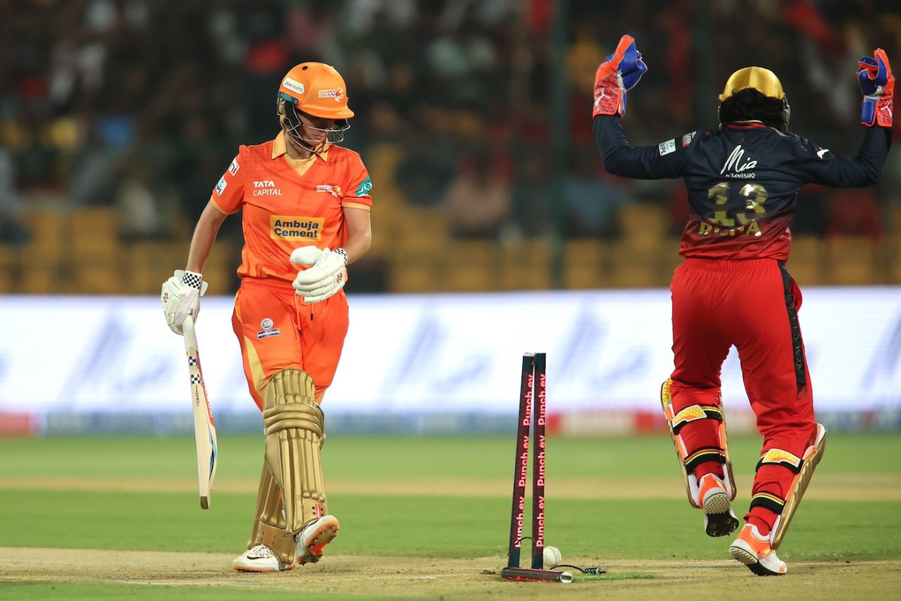 Beth Mooney walks back after being bowled by Renuka Thakur, Royal Challengers Bangalore vs Gujarat Giants, WPL, Bengaluru, February 27, 2024