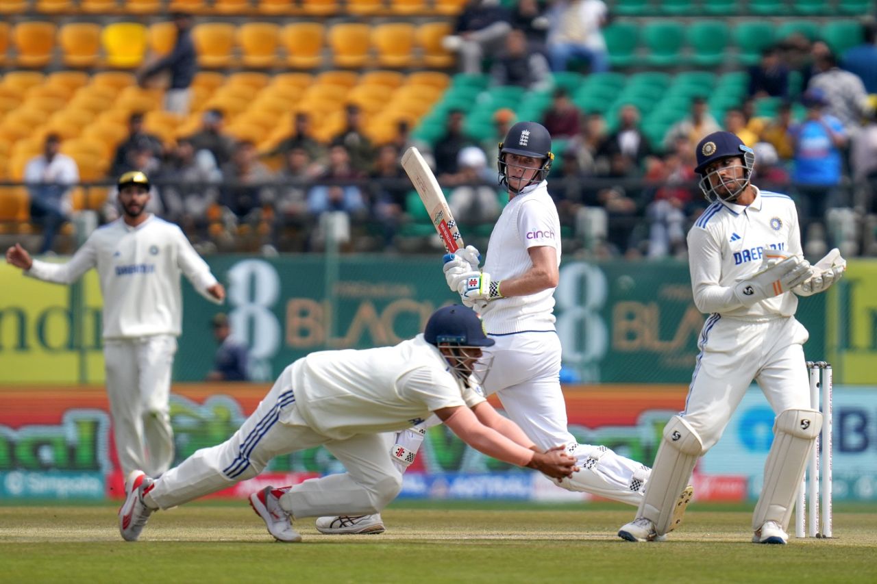 Sarfaraz Khan's fielding effort attracts the attention of Dhruv Jurel and Zak Crawley, India vs England, 5th Test, Dharamsala, 1st day, March 7, 2024