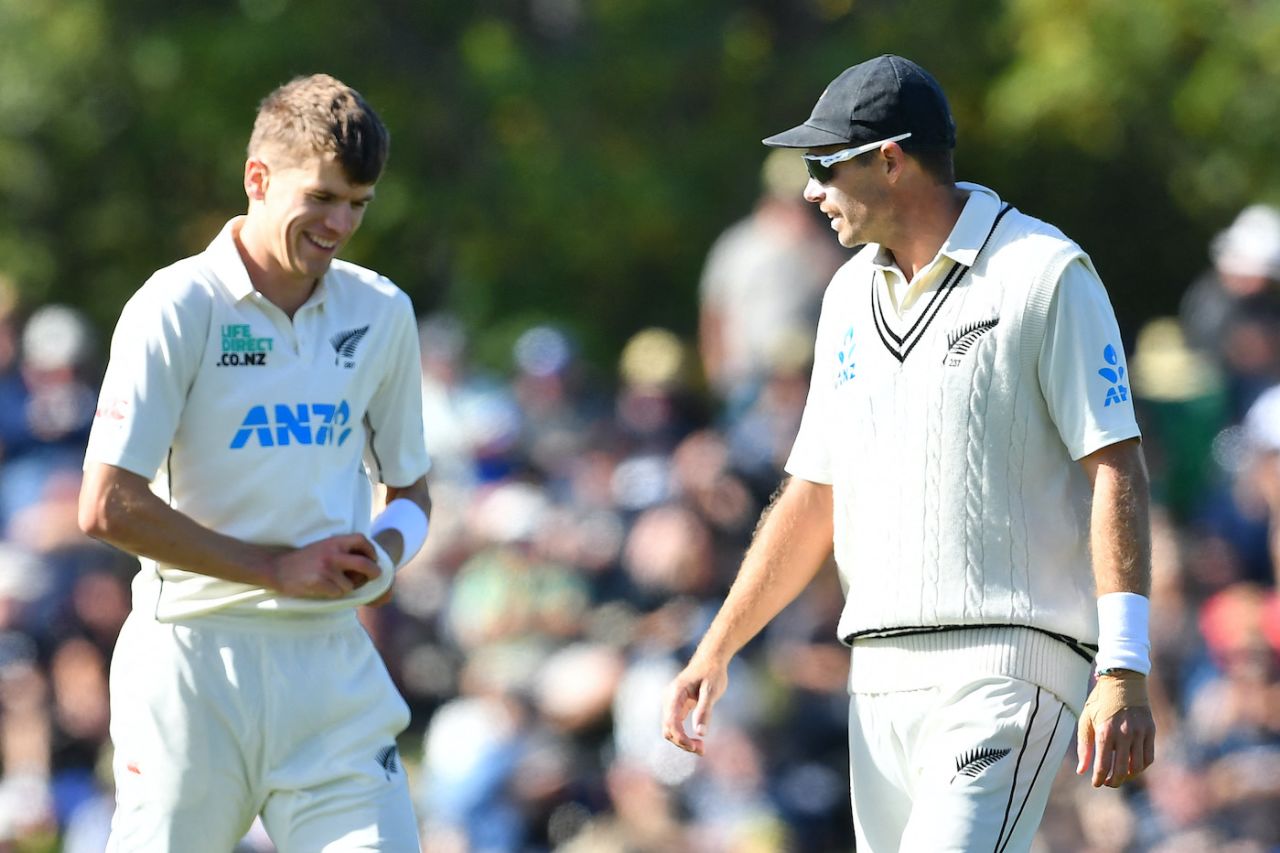 Ben Sears and Tim Southee have a chat, New Zealand vs Australia, 2nd Test, Christchurch, March 8, 2024