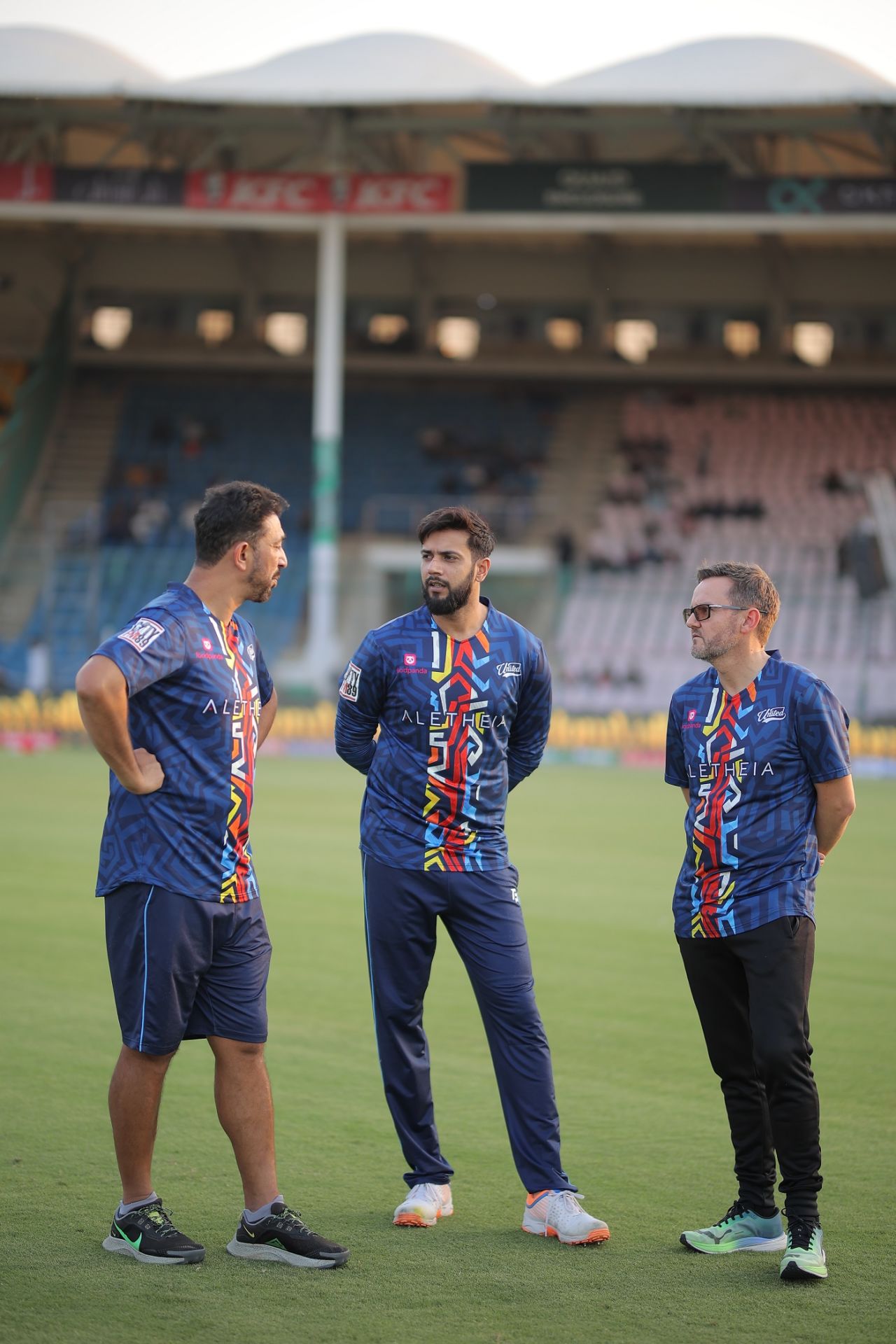 Bowling coach Azhar Mahmood, allrounder Imad Wasim and head coach Mike Hesson busy in discussion, PSL 2024, March 9, 2024