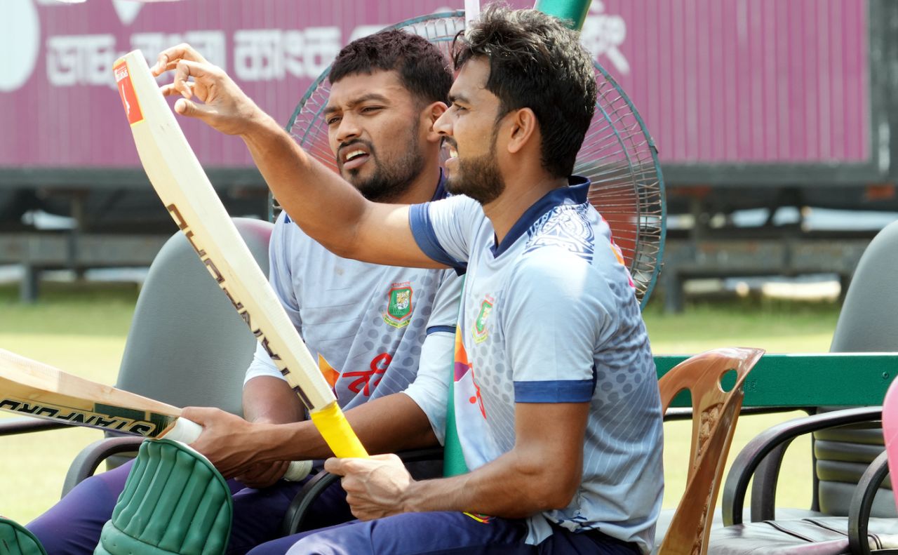 Najmul Hossain Shanto and Mehidy Hasan Miraz have a bat chat, Bangladesh vs Sri Lanka, 3rd ODI, Chattogram, March 17, 2024