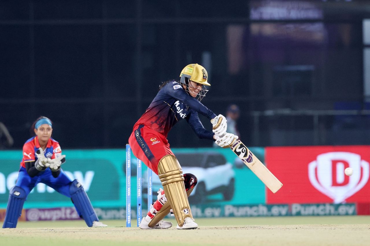 Smriti Mandhana drives on the off side, Delhi Capitals vs Royal Challengers Bangalore, final, WPL, Delhi, March 17, 2024