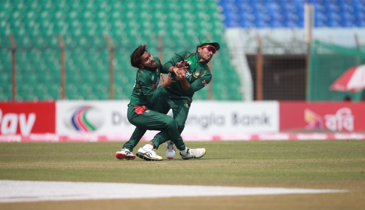 চার আটকাতে গিয়ে বিলবোর্ডের সঙ্গে সৌম্য সরকারের পায়ে আঘাত লাগে। DhakaBarta। 