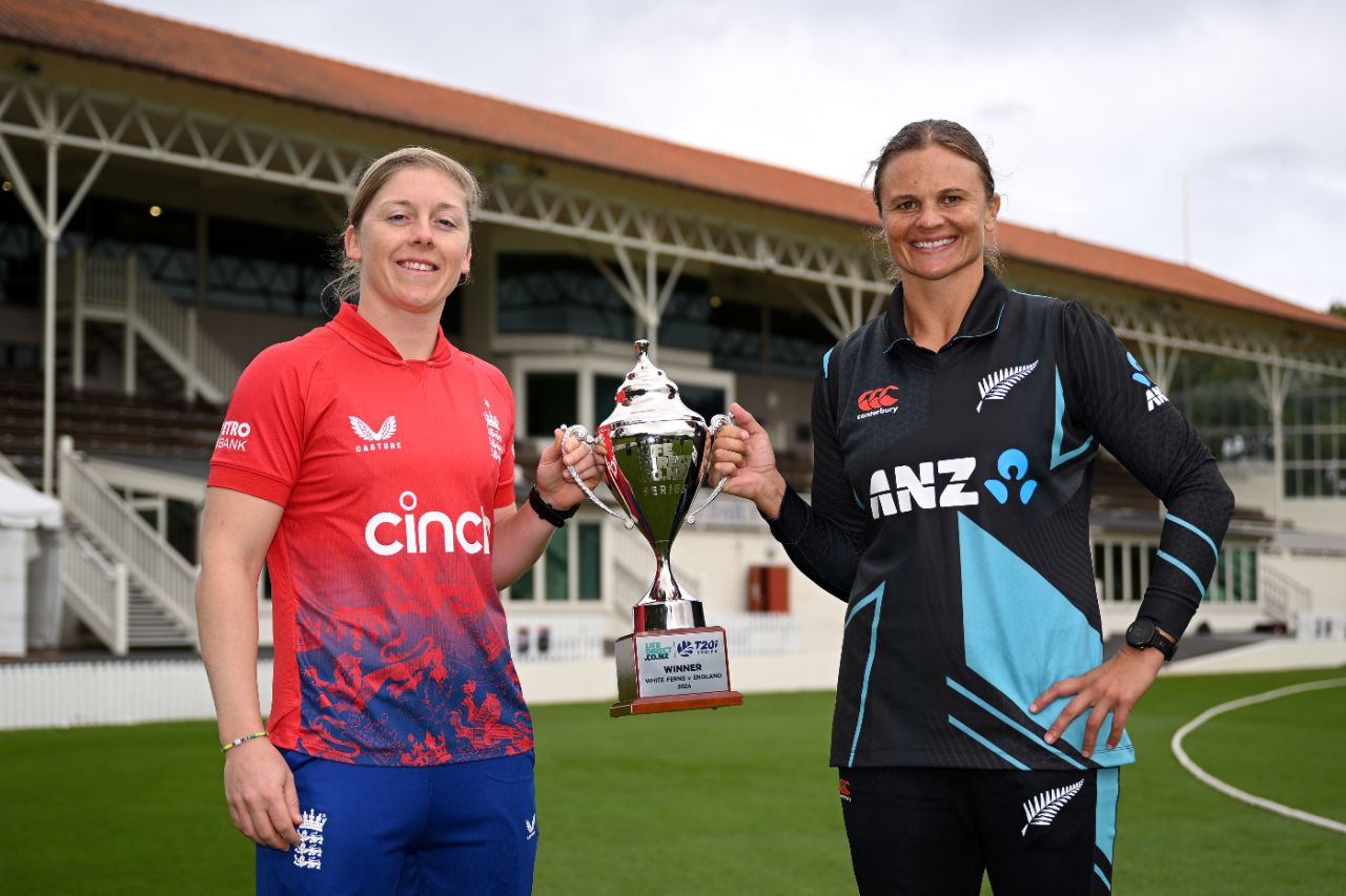 Heather Knight and Suzie Bates pose with the series trophy, New Zealand vs England, Women's T20Is, Dunedin, March 18, 2024