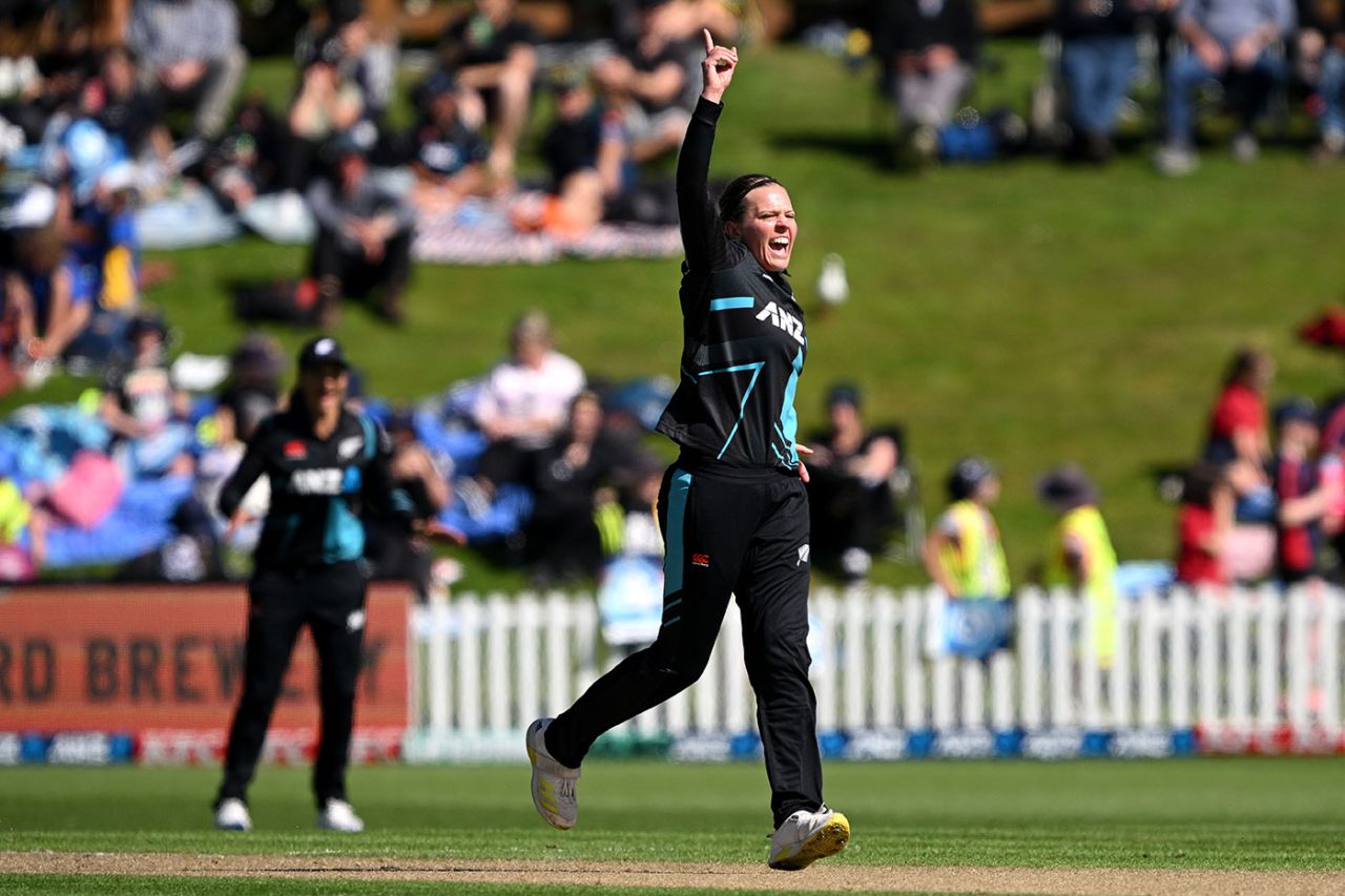 Lea Tahuhu celebrates the wicket of Sophia Dunkley, New Zealand vs England, 1st T20I, Dunedin, March 19, 2024