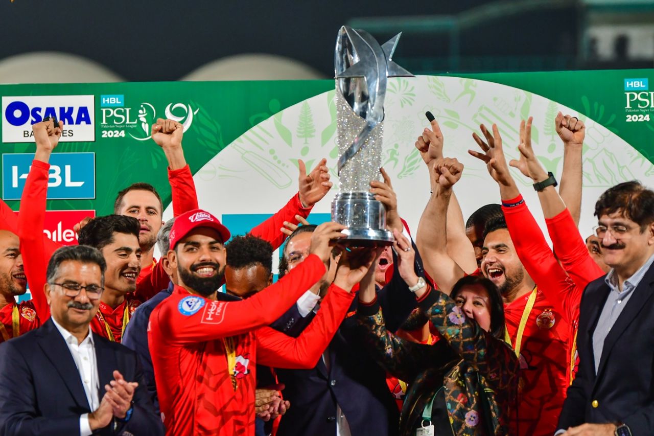 Shadab Khan lifts the trophy, Islamabad United vs Multan Sultans, PSL, final, Karachi, March 18, 2024