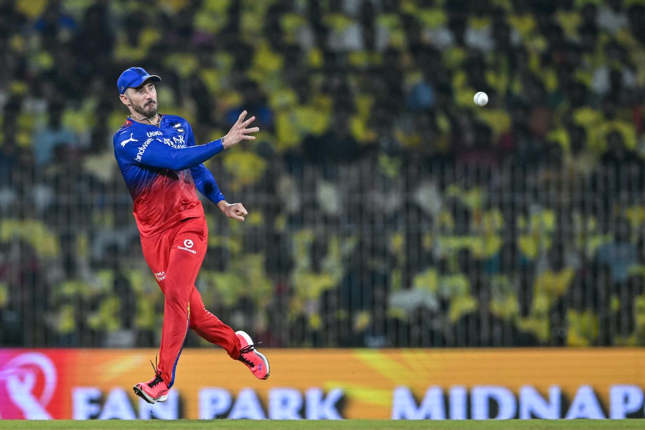 Faf du Plessis was busy in the field, Chennai Super Kings vs Royal Challengers Bengaluru, IPL 2024, Chennai, March 22, 2024