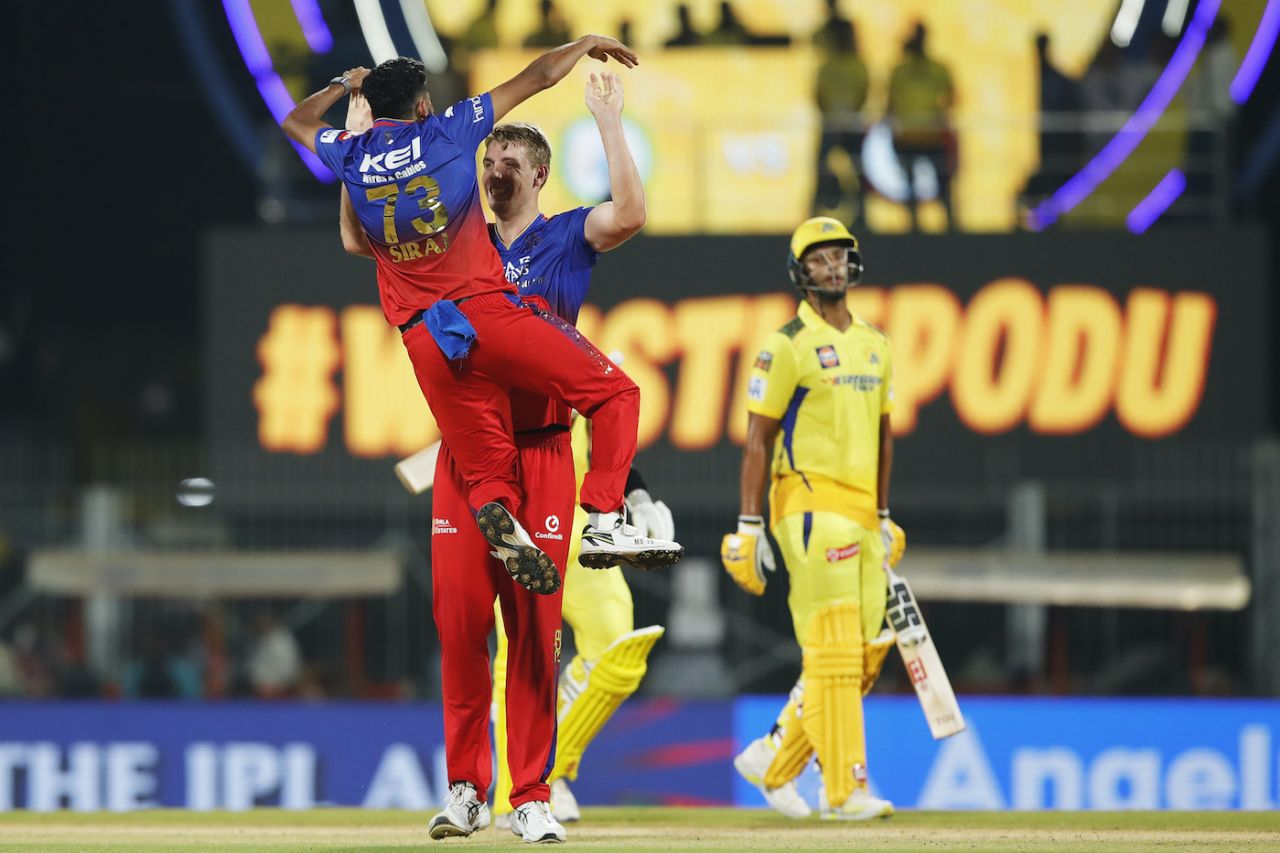 Mohammed Siraj finds out just how tall Cameron Green is while celebrating, Chennai Super Kings vs Royal Challengers Bengaluru, IPL 2024, Chennai, March 22, 2024