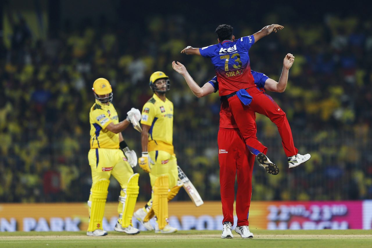 Mohammed Siraj had to take flight to give Cameron Green a celebratory hug, Chennai Super Kings vs Royal Challengers Bengaluru, IPL 2024, Chennai, March 22, 2024