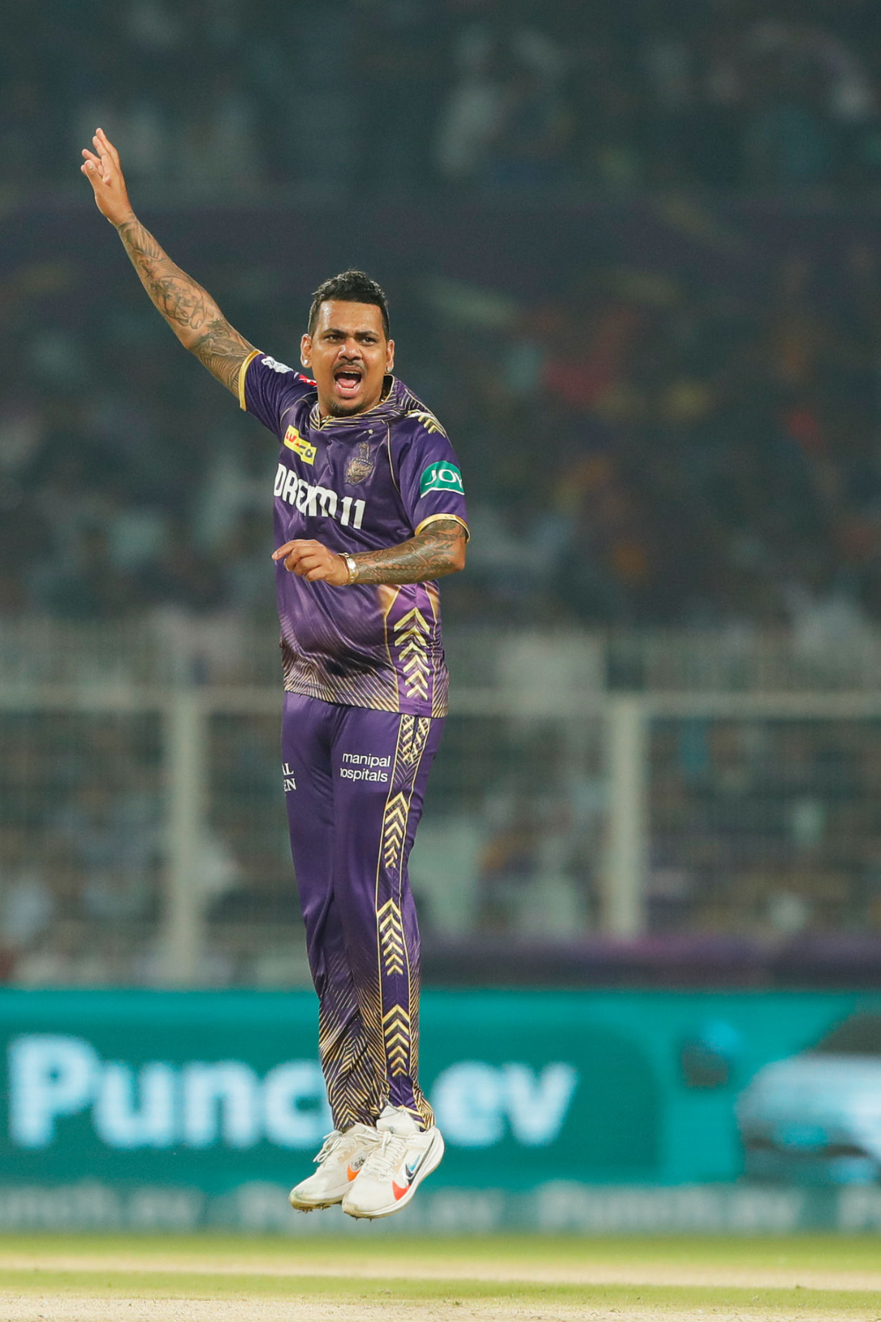 Sunil Narine belts out an appeal, Kolkata Knight Riders vs Sunrisers Hyderabad, IPL 2024, Kolkata, March 23, 2024